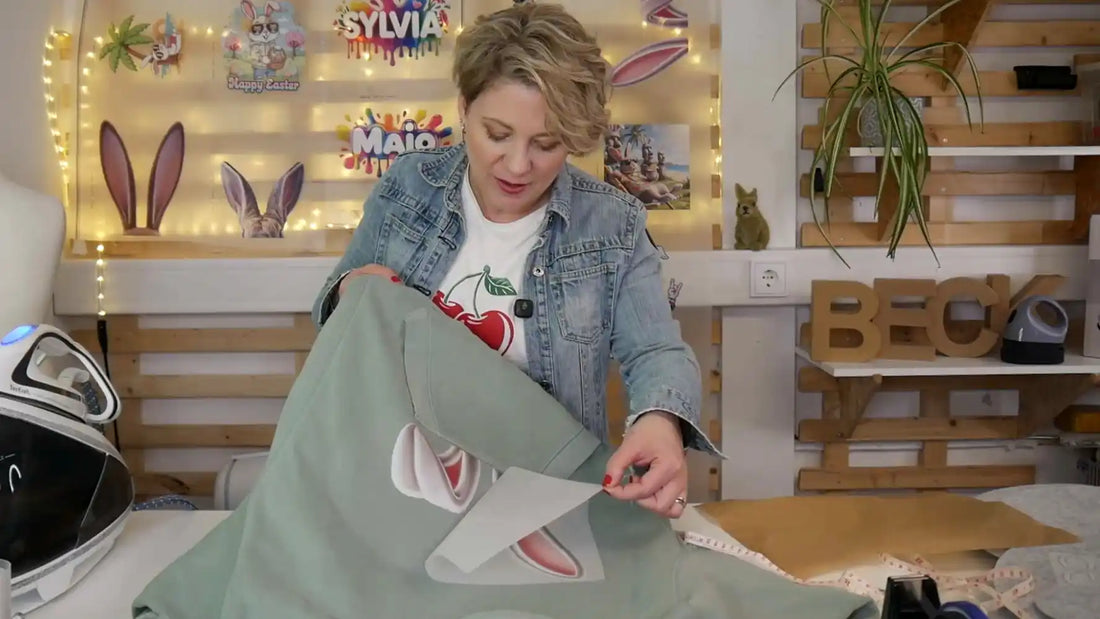 Versteckt und doch entdeckt: Der Hoodie mit Hasenohren-Bügelbild