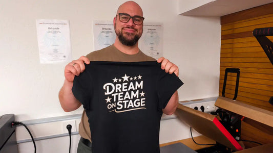 Bühnen-Reif: So entstehen unsere einzigartigen Turniergarder-Shirts!
